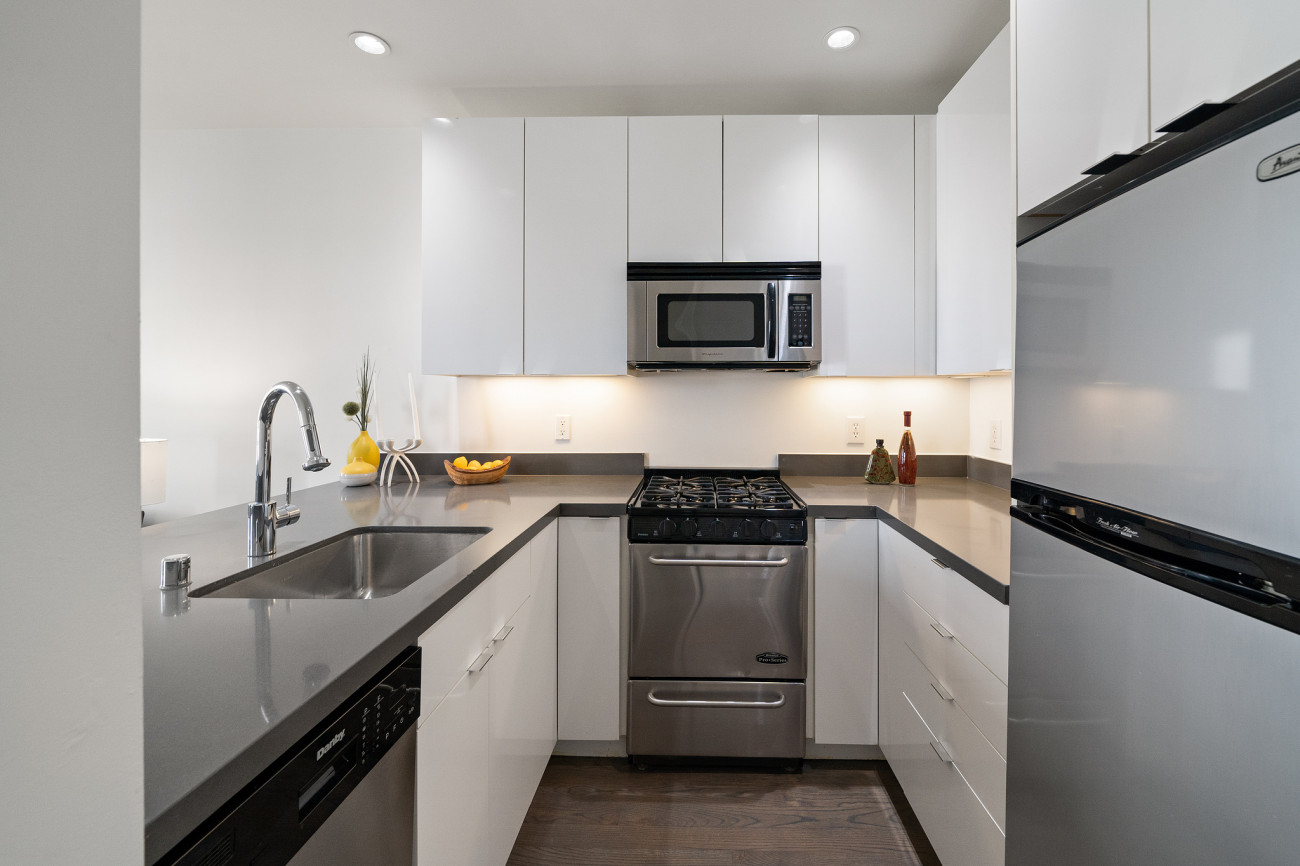 901 Bush clean kitchen with modern appliances